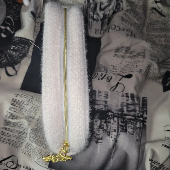 CHANEL White Textured Pouch with Gold Accent - Picture 4 of 8